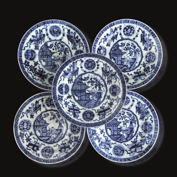 Lotto composto da dieci piatti in porcellana bianca e blu raffigurante scena di corte con decori a motivi geometrici e vegetali, Cina, Dinastia Qing, epoca Kangxi (1662-1722)