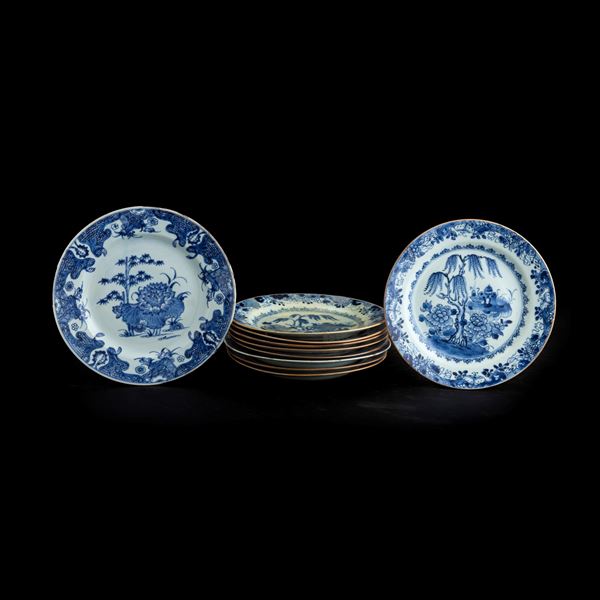 Lotto composto da dieci piatti in porcellana bianca e blu a soggetto vegetale con decori floreali Cina, Dinastia Qing, epoca Qianlong (1736-1796)