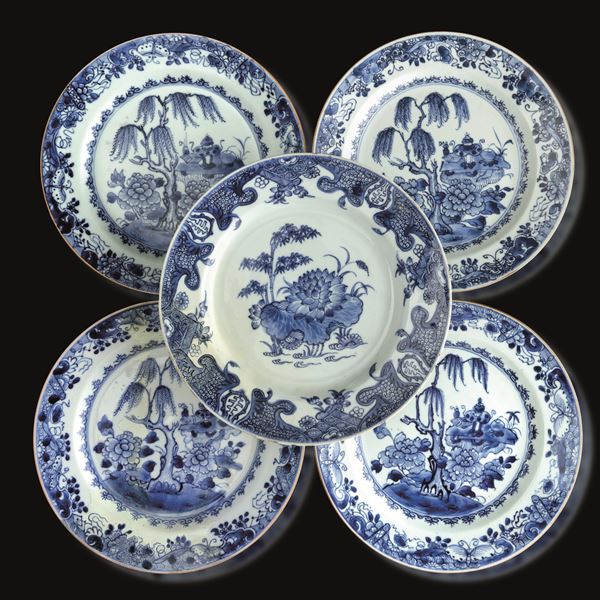 Lotto composto da dieci piatti in porcellana bianca e blu a soggetto vegetale con decori floreali Cina, Dinastia Qing, epoca Qianlong (1736-1796)