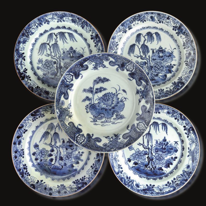Lotto composto da dieci piatti in porcellana bianca e blu a soggetto vegetale con decori floreali Cina, Dinastia Qing, epoca Qianlong (1736-1796)  - Asta Fine Asian Works of Art - Cambi Casa d'Aste