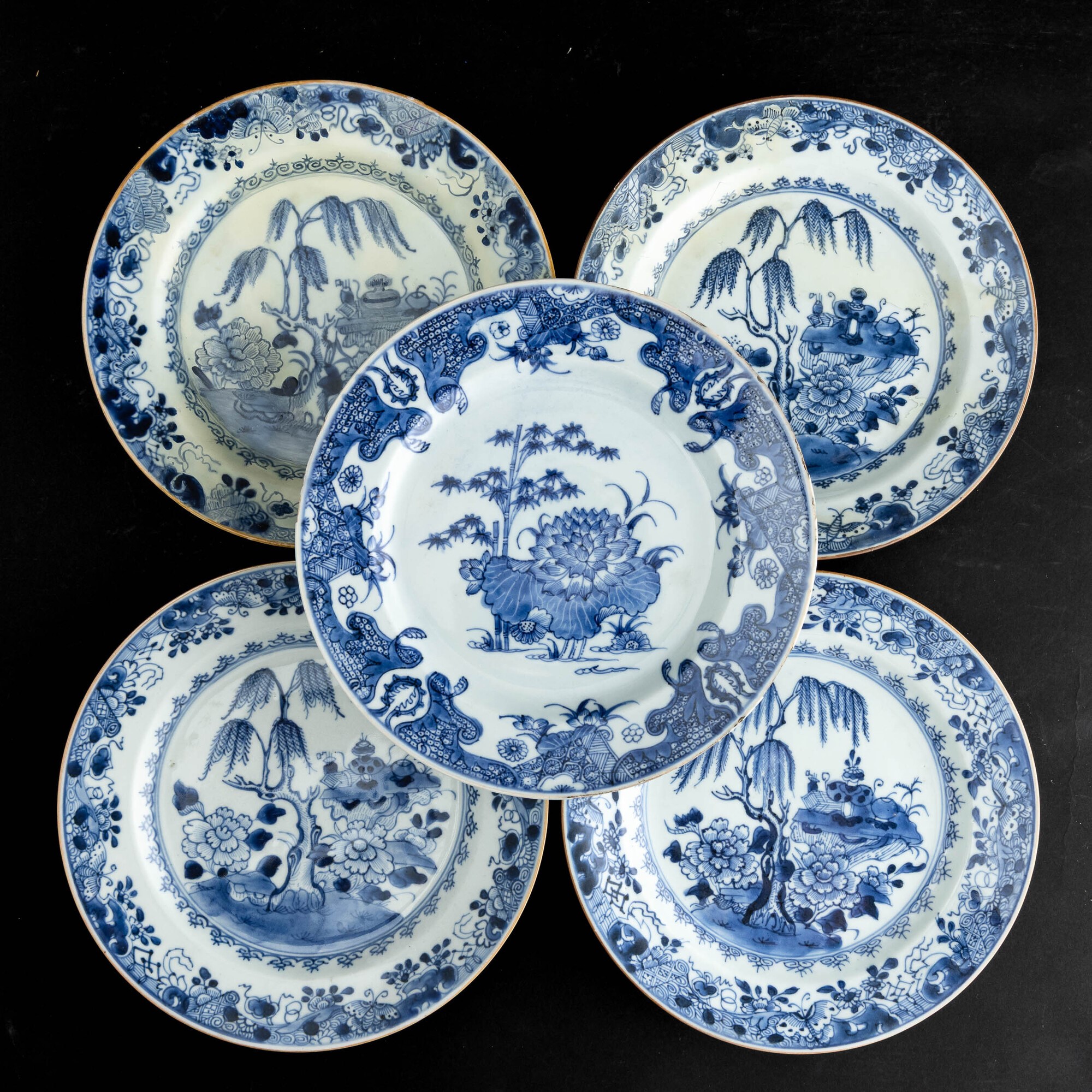 Cina, piatti in porcellana bianca e blu con decorazione vegetale, quattro/otto? esemplari restaur...