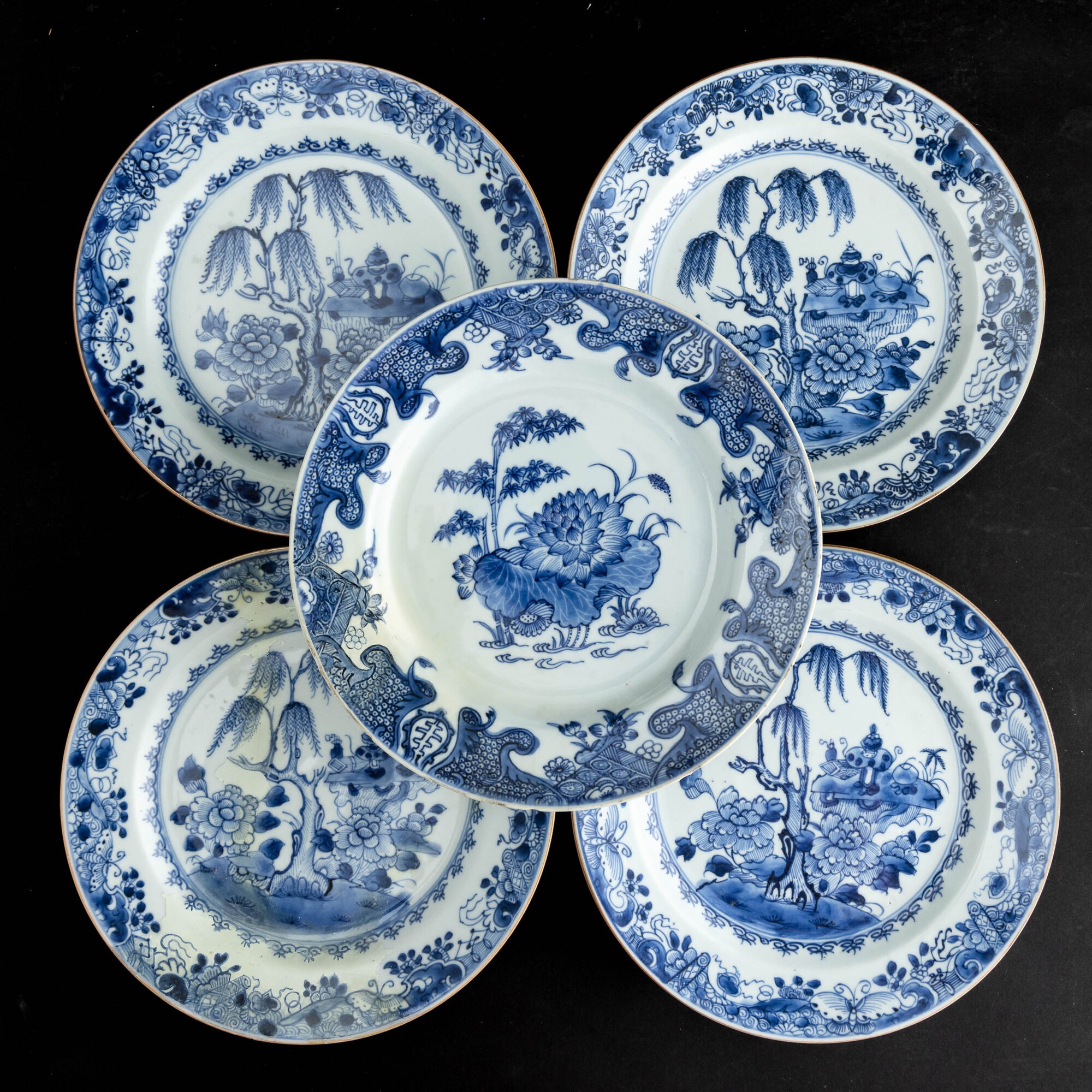 Cina, piatti in porcellana bianca e blu con decorazione vegetale, quattro/otto? esemplari restaur...