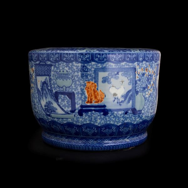 Cachepot in porcellana bianca e blu con scene paesaggistiche entro riserve, decori a soggetto vegetale e Cani di Pho dorati, Giappone, XIX secolo