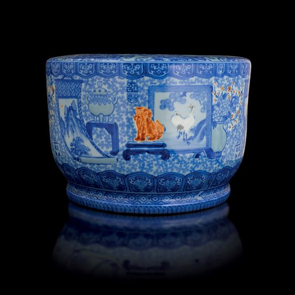 Cachepot in porcellana bianca e blu con scene paesaggistiche entro riserve, decori a soggetto vegetale e Cani di Pho dorati, Giappone, XIX secolo