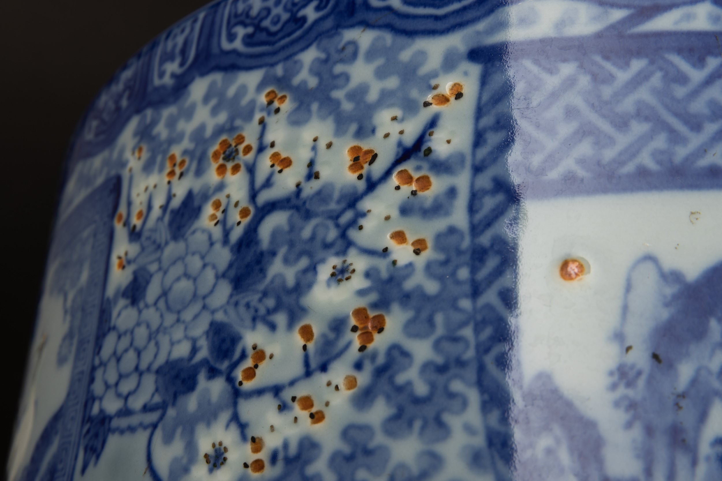 Cachepot, porcellana bianca e blu con scene paesaggistiche e decori vegetali, Giappone, XIX secol...