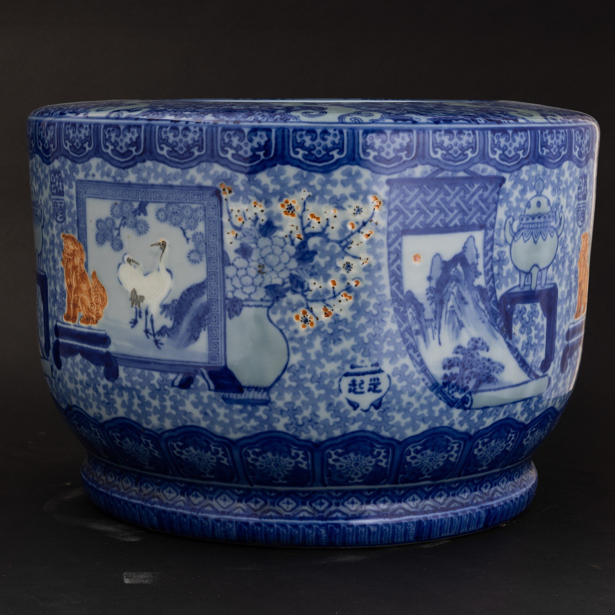 Cachepot, porcellana bianca e blu con scene paesaggistiche e decori vegetali, Giappone, XIX secol...