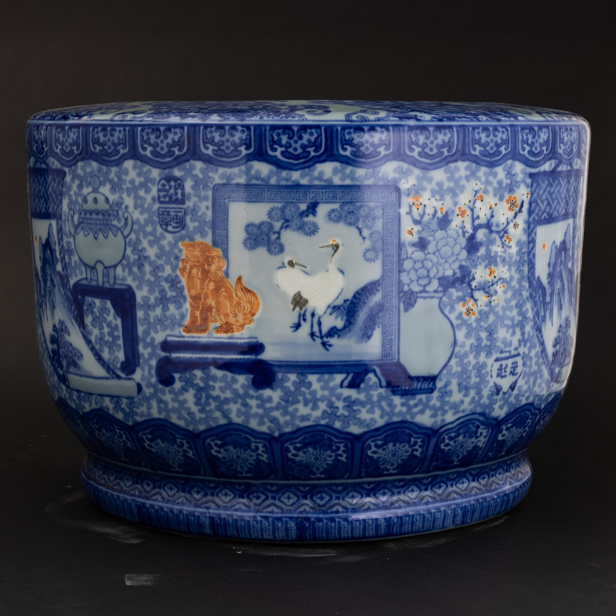 Cachepot, porcellana bianca e blu con scene paesaggistiche e decori vegetali, Giappone, XIX secol...