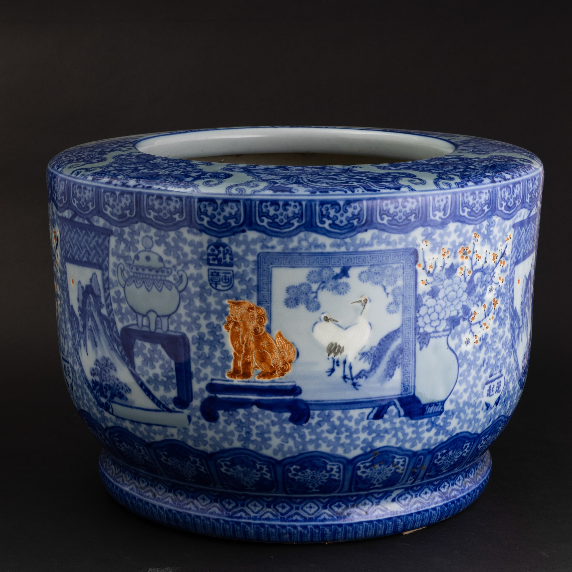 Cachepot, porcellana bianca e blu con scene paesaggistiche e decori vegetali, Giappone, XIX secol...