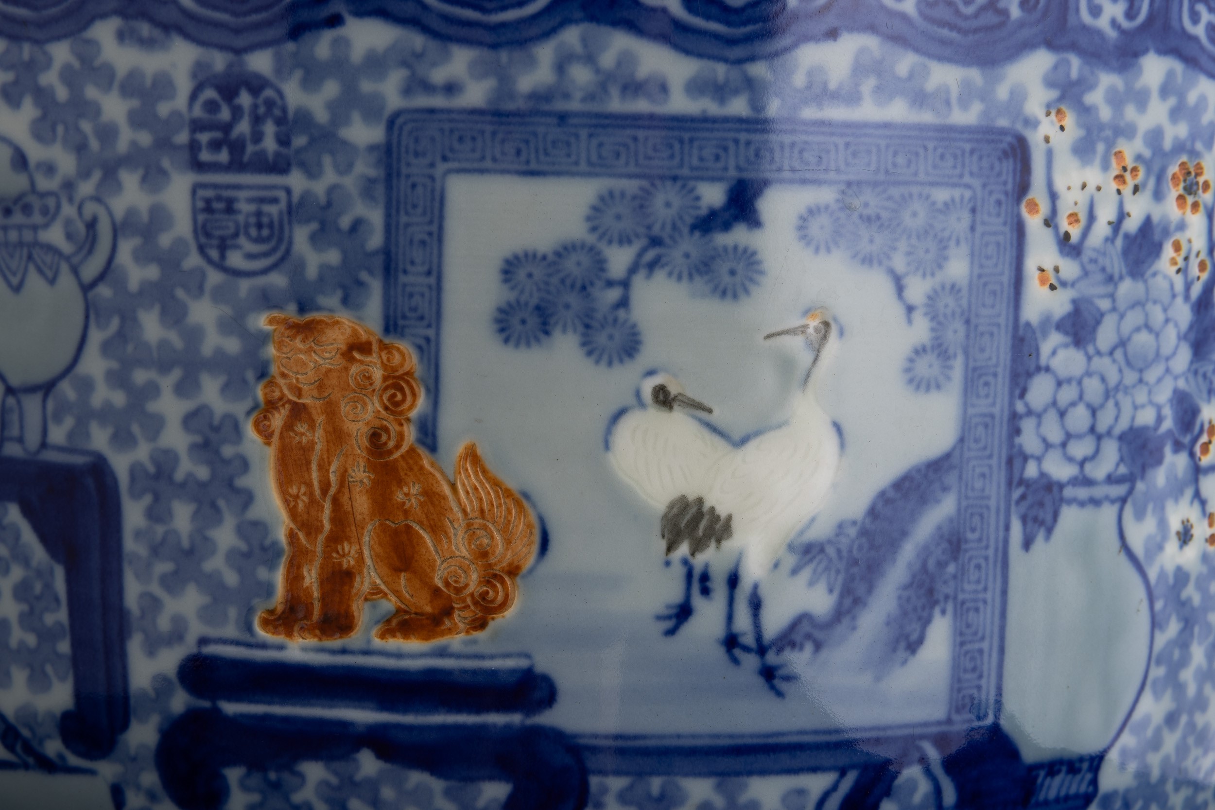 Cachepot, porcellana bianca e blu con scene paesaggistiche e decori vegetali, Giappone, XIX secol...