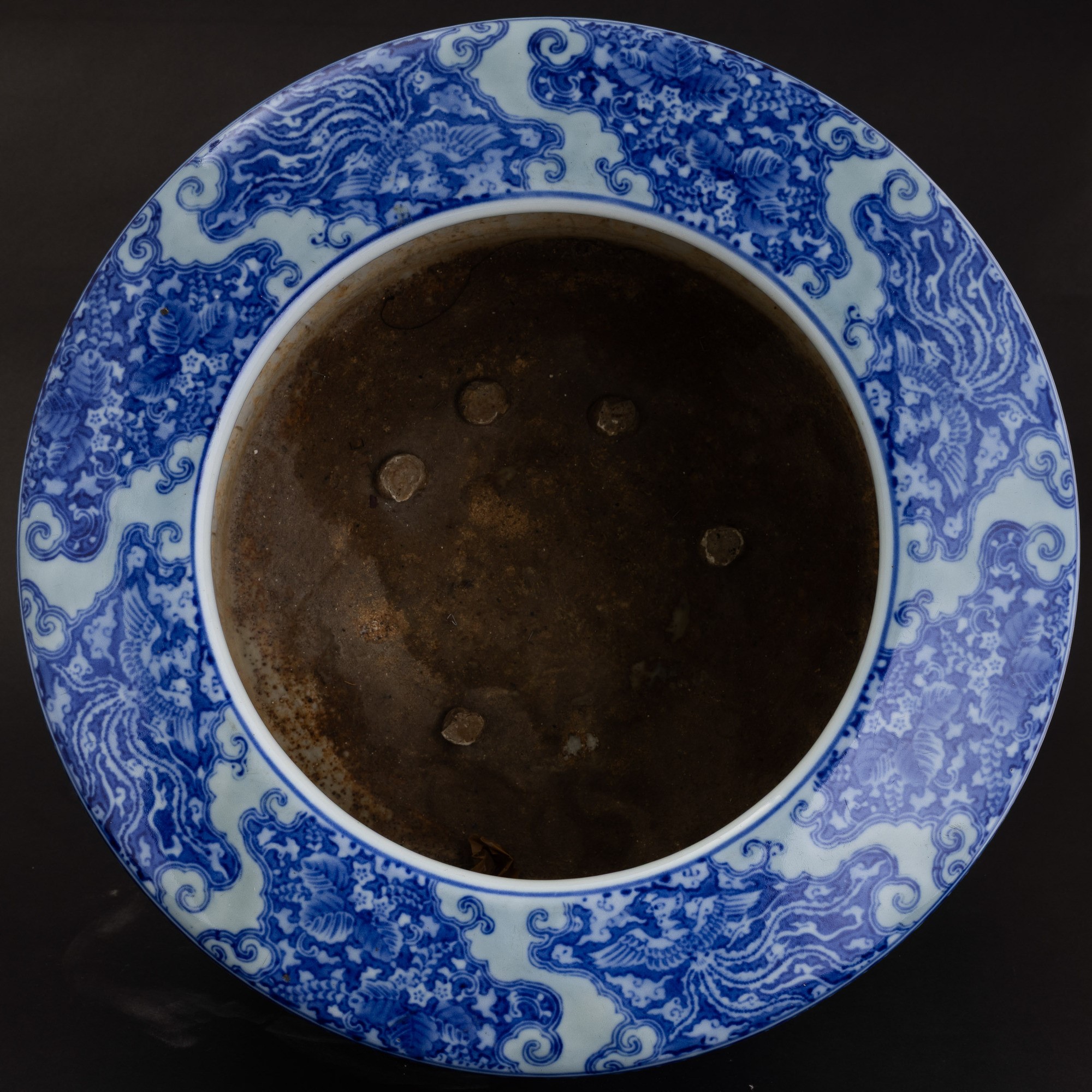Cachepot, porcellana bianca e blu con scene paesaggistiche e decori vegetali, Giappone, XIX secol...