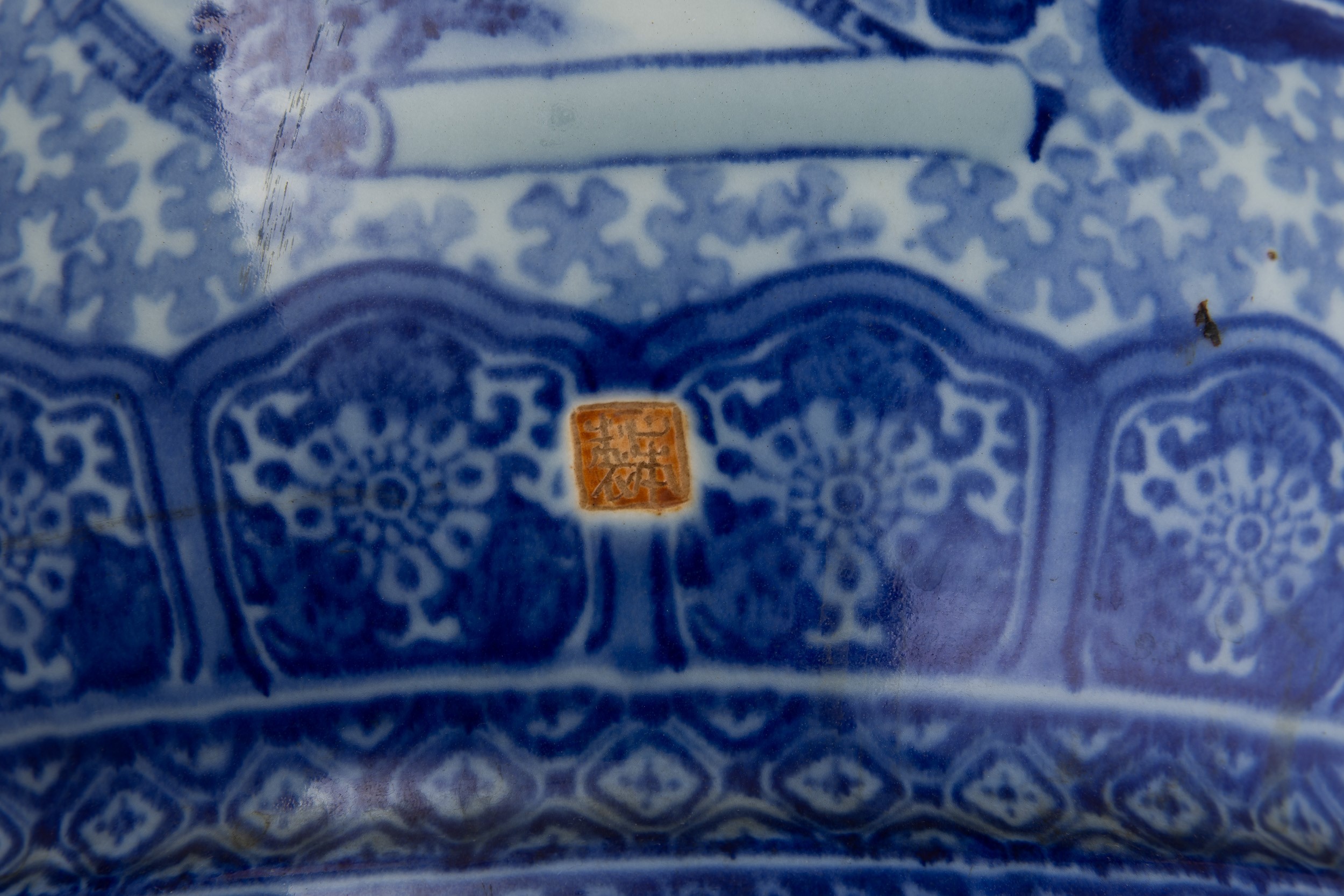 Cachepot, porcellana bianca e blu con scene paesaggistiche e decori vegetali, Giappone, XIX secol...