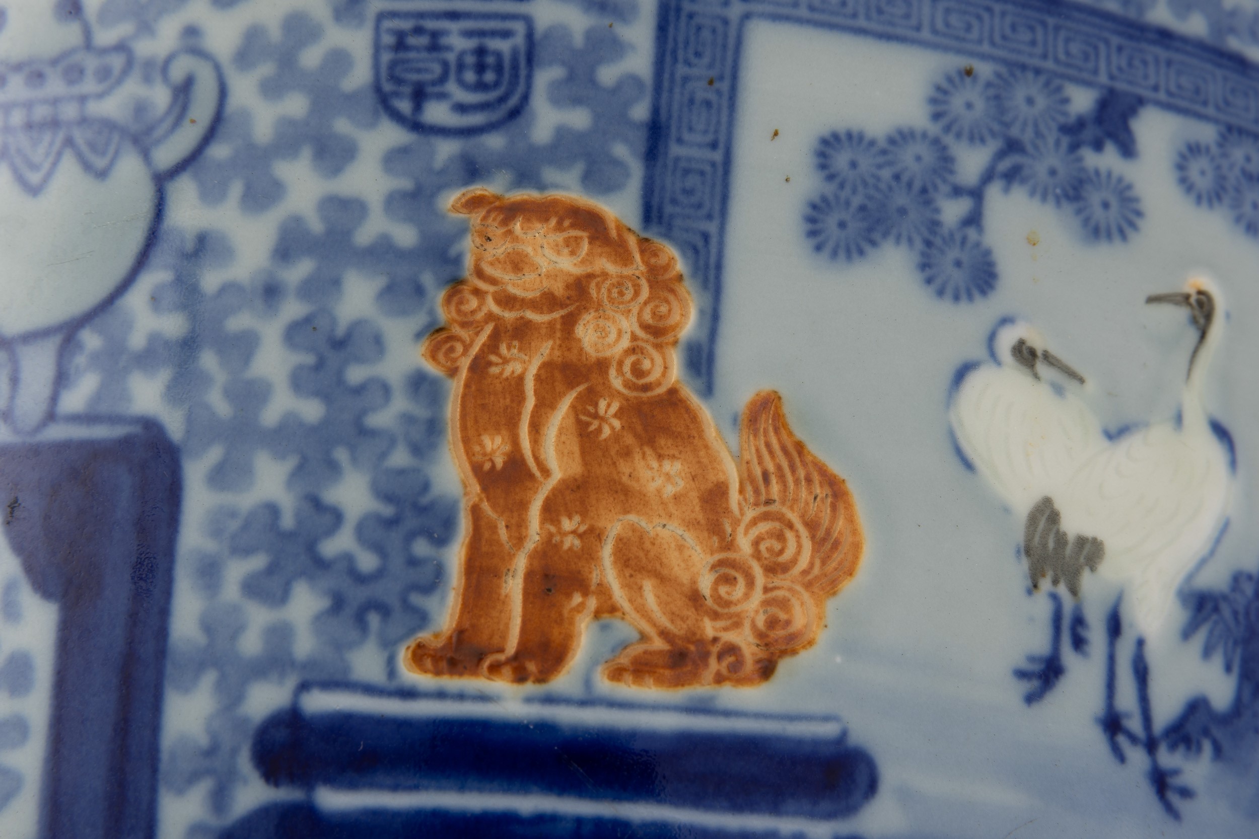 Cachepot, porcellana bianca e blu con scene paesaggistiche e decori vegetali, Giappone, XIX secol...