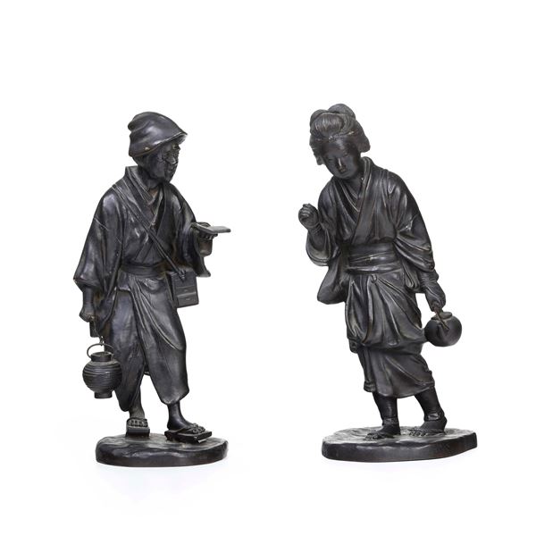 Lotto composto da due figure in bronzo raffiguranti personaggi, Giappone, XIX secolo
