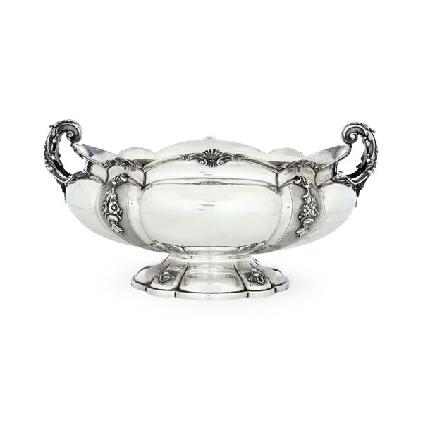 Centrotavola biansato. Argenteria italiana della prima metà del XX secolo, argentiere Cesa, Alessandria