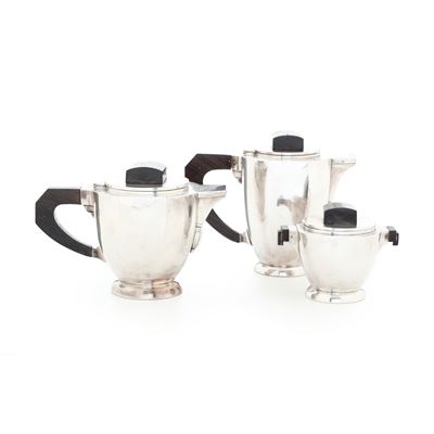 Caffettiera, teiera e zuccheriera in metallo argentato, XX secolo
