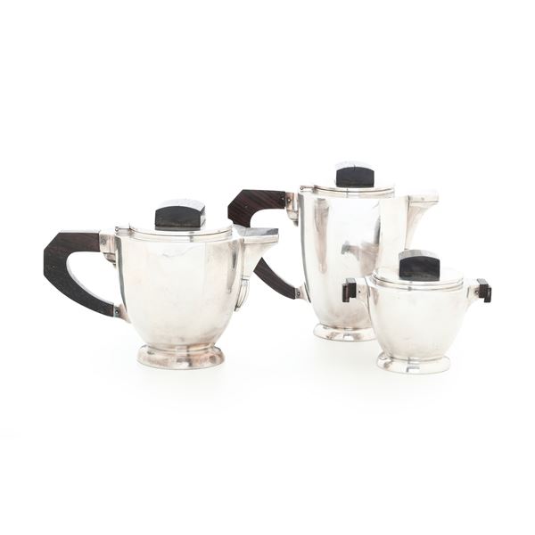 Caffettiera, teiera e zuccheriera in metallo argentato. XX secolo