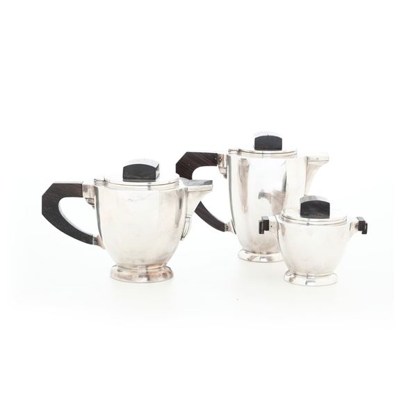 Caffettiera, teiera e zuccheriera in metallo argentato. XX secolo