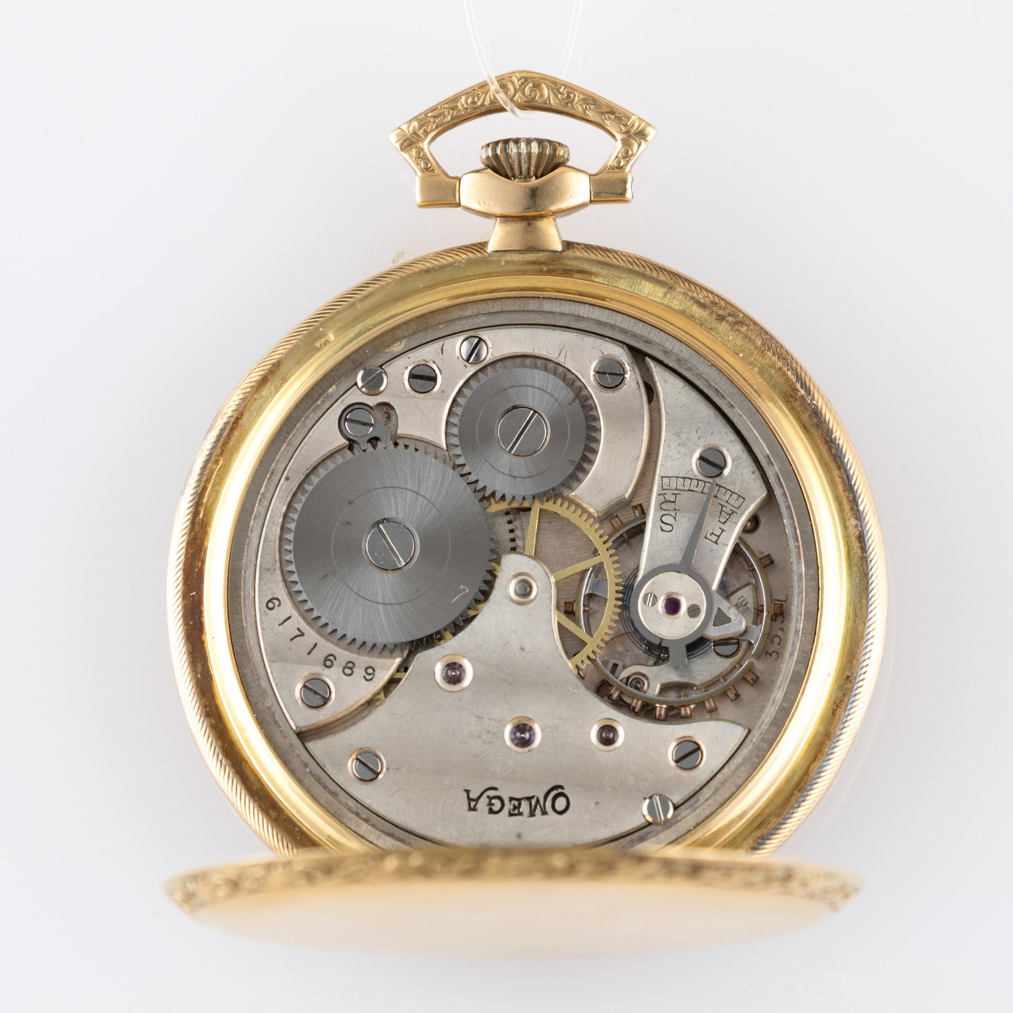 Omega - Orologio da tasca in oro giallo 18k con cassa decorata, quadrante argentè e piccoli secon...