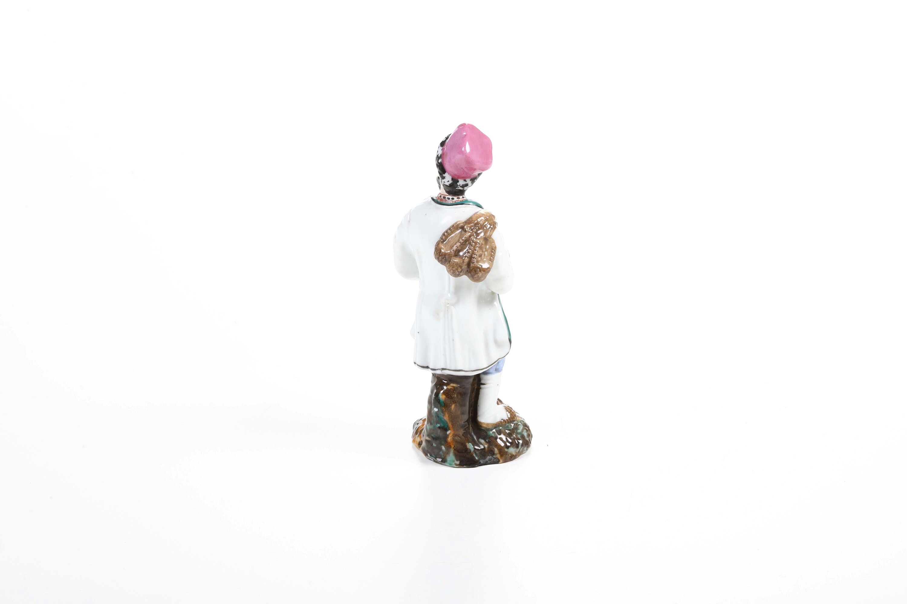 San Pietroburgo, Manifattura Korlinov, Figurina di contadino (Russia), porcellana policroma e dor...