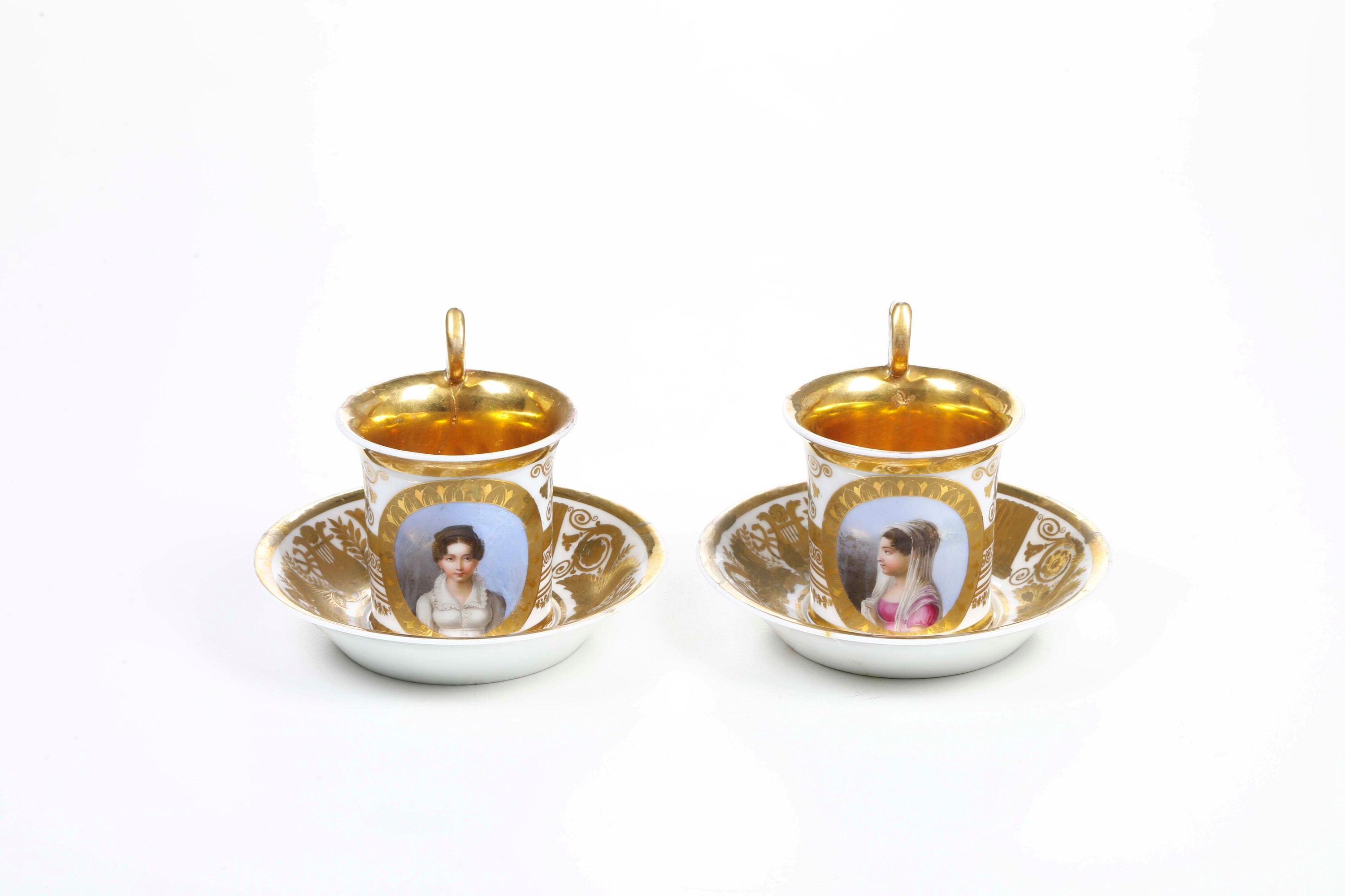 Manifattura Gardner (Verbilki), Coppia di tazze con piattino, porcellana dipinta e dorata (Russia...