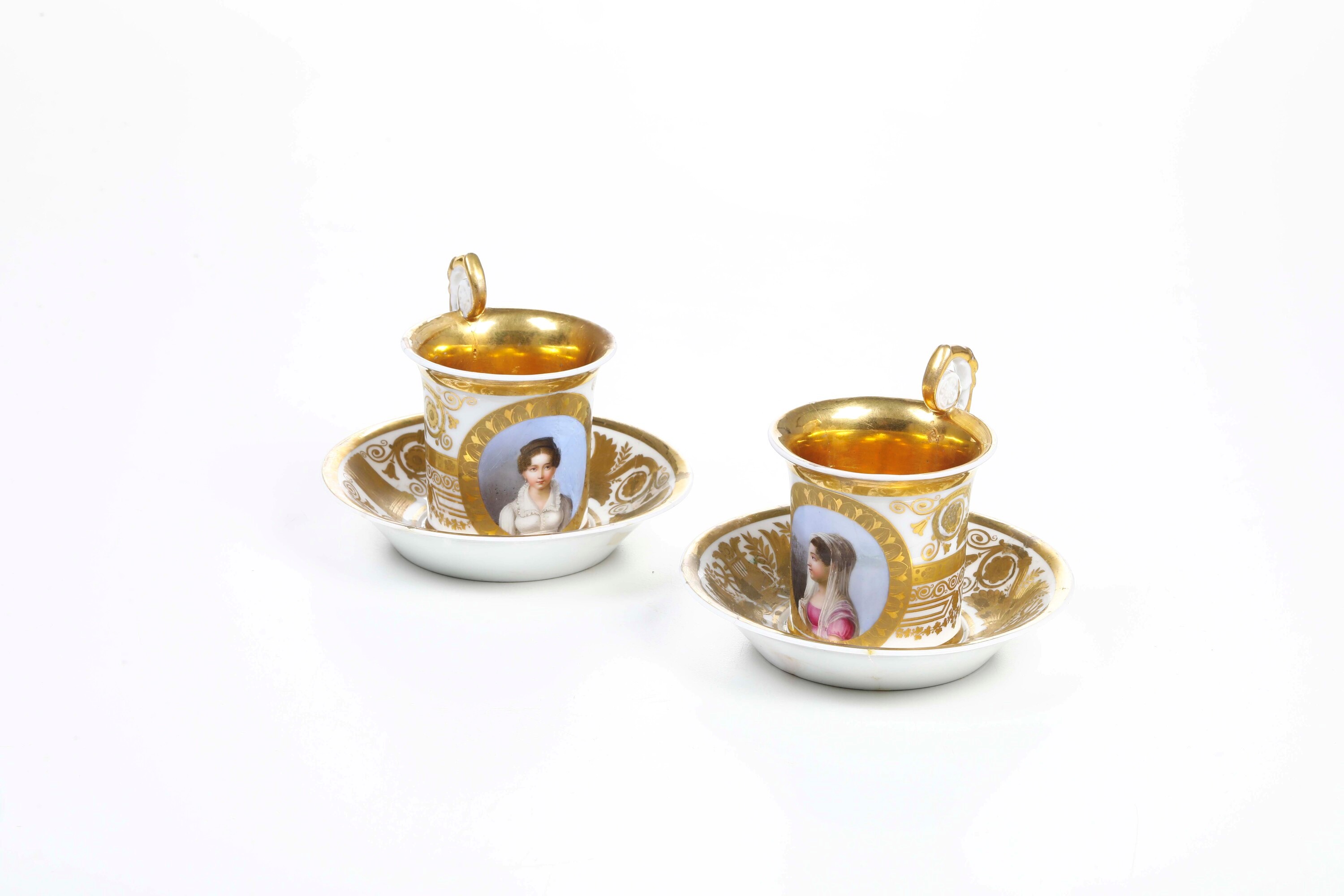 Manifattura Gardner (Verbilki), Coppia di tazze con piattino, porcellana dipinta e dorata (Russia...