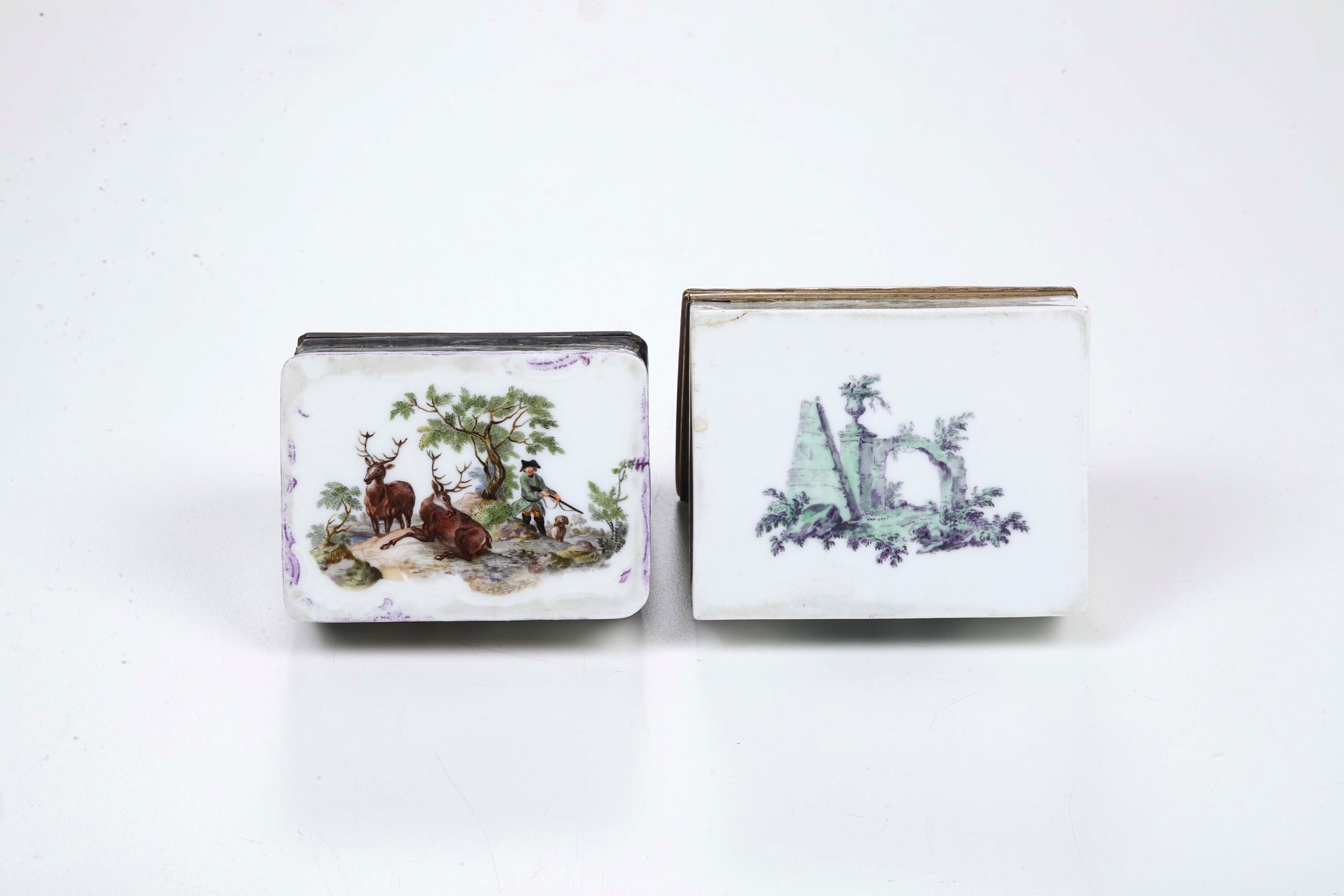 Probabilmente Meissen, Tabacchiera in porcellana “alla Watteau” con montatura in metallo dorato