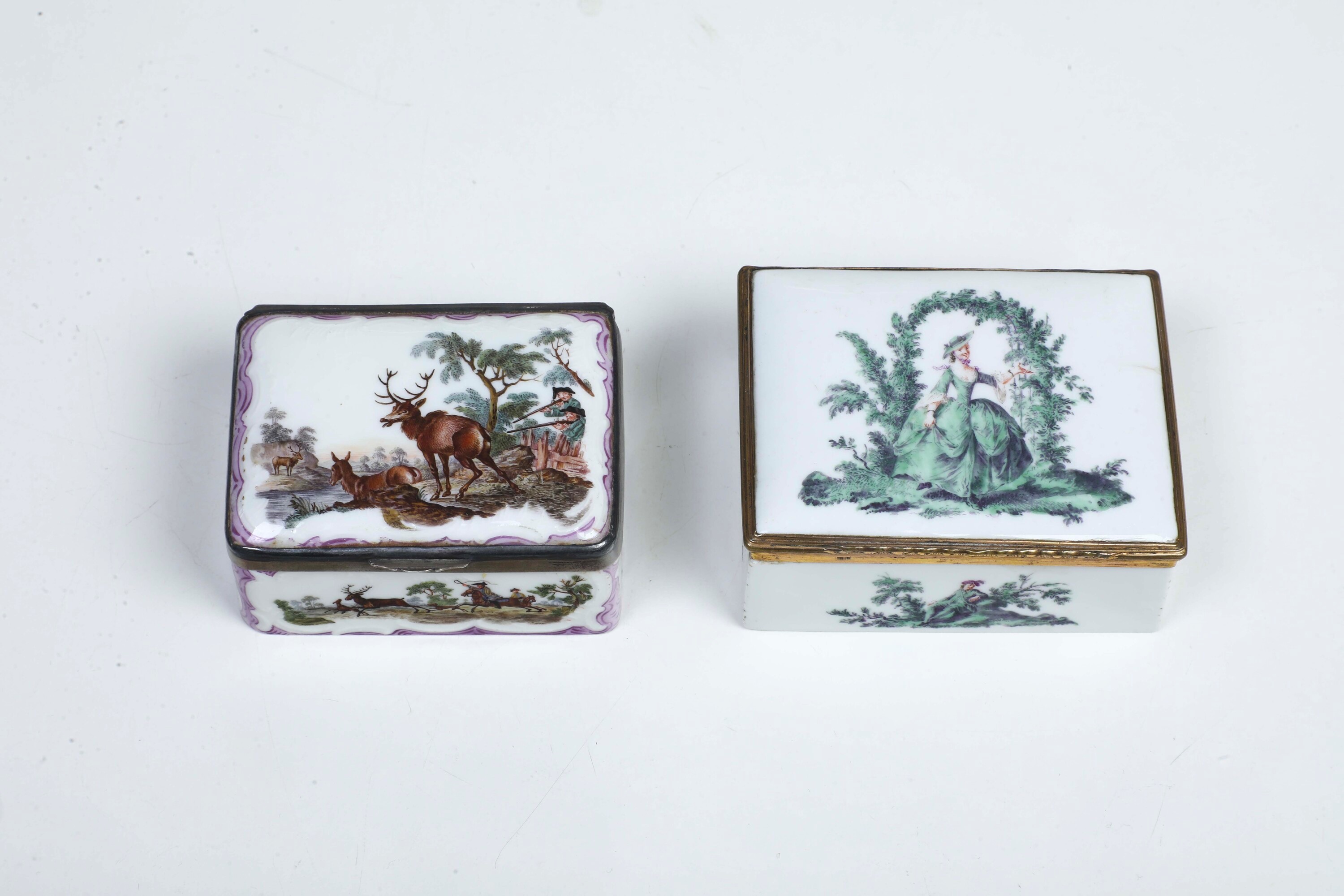 Probabilmente Meissen, Tabacchiera in porcellana “alla Watteau” con montatura in metallo dorato