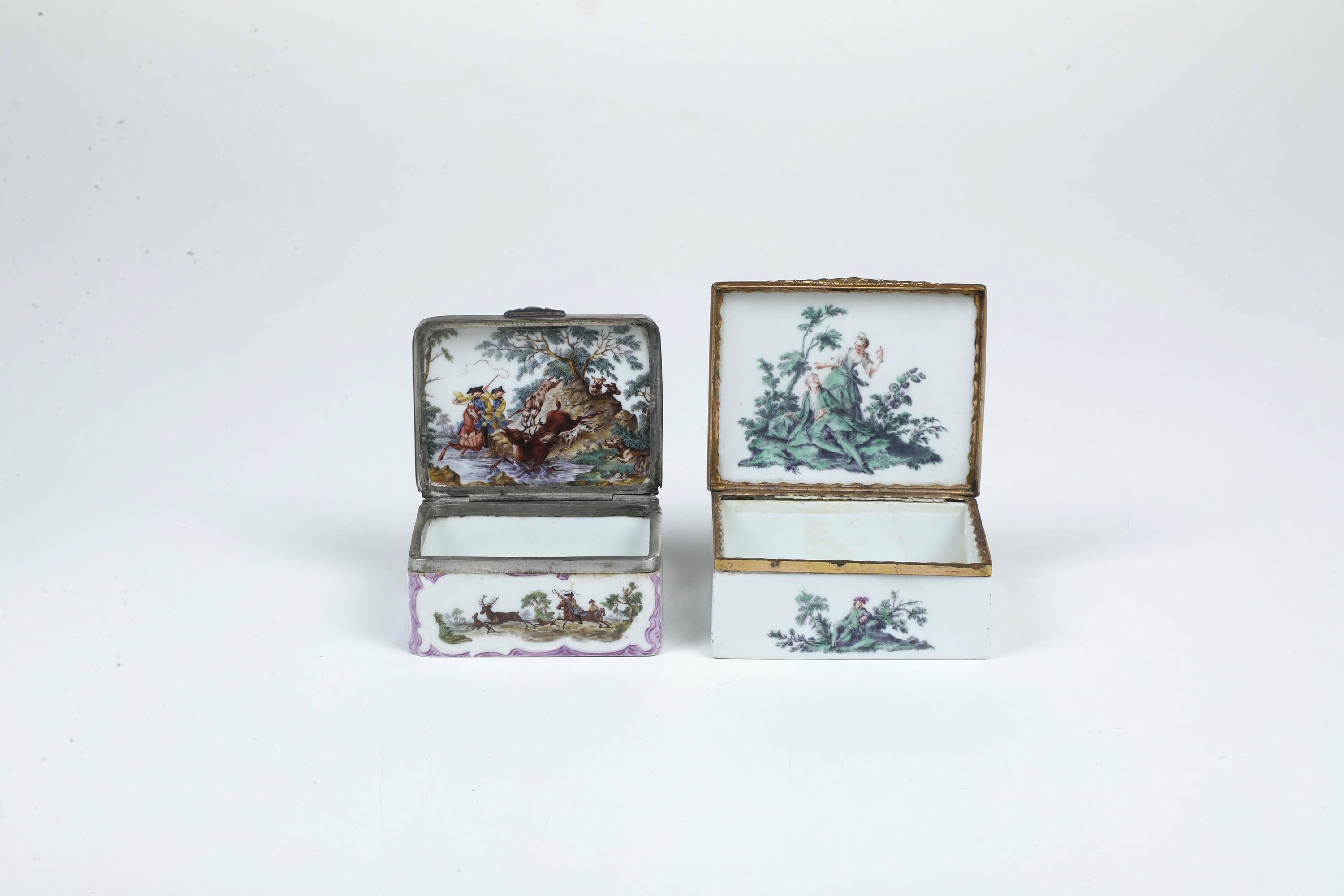 Probabilmente Meissen, Tabacchiera in porcellana “alla Watteau” con montatura in metallo dorato