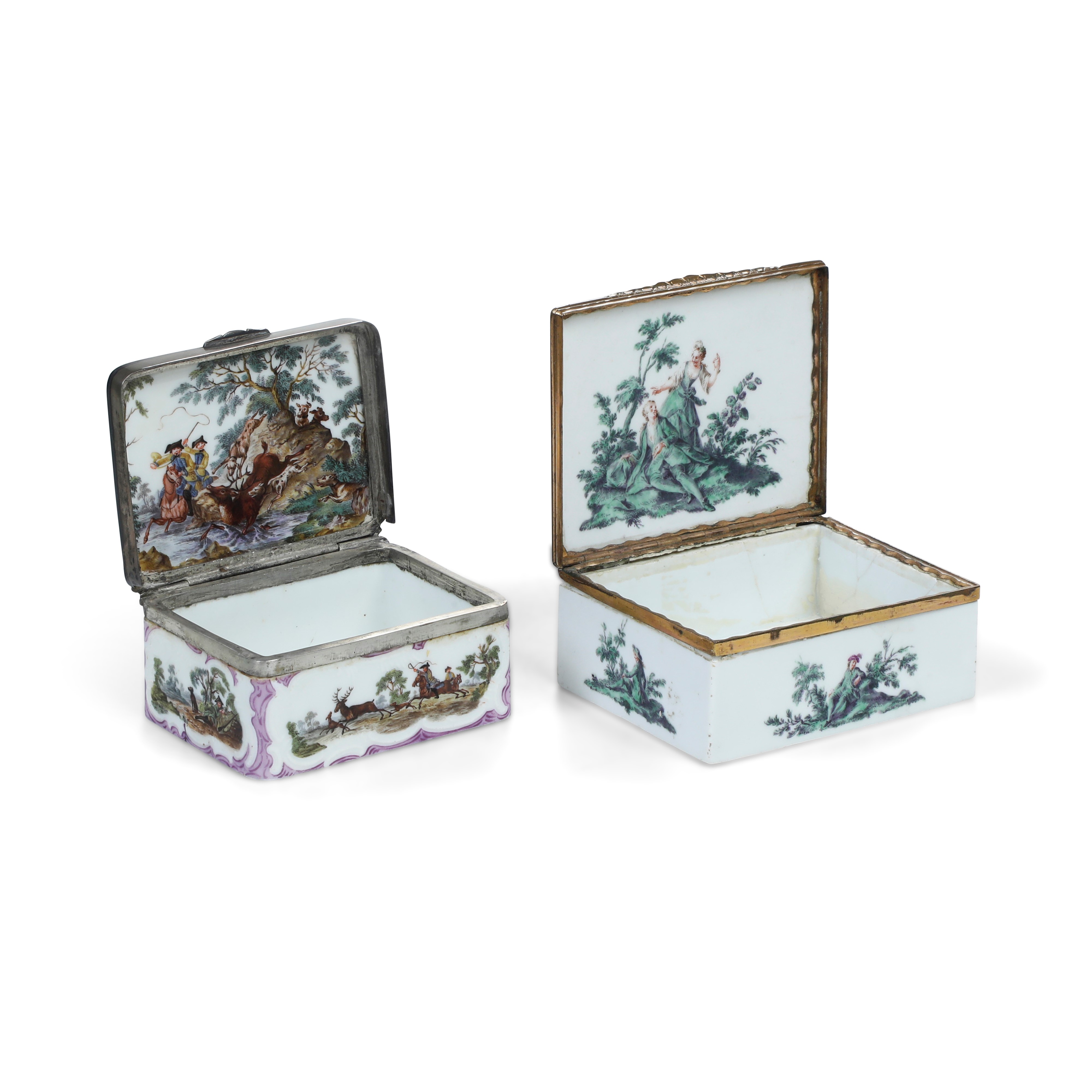 Probabilmente Meissen, Tabacchiera in porcellana “alla Watteau” con montatura in metallo dorato