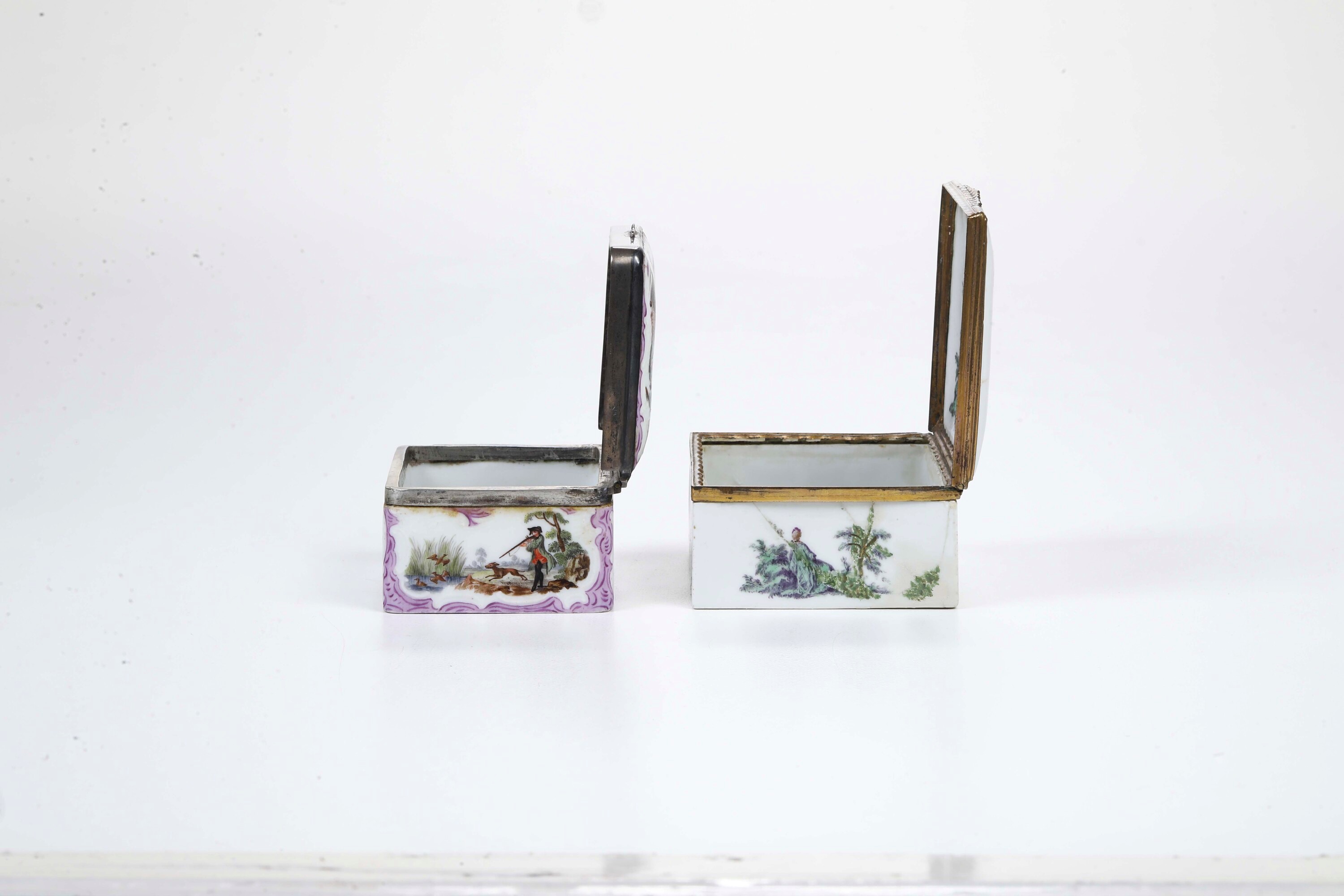 Probabilmente Meissen, Tabacchiera in porcellana “alla Watteau” con montatura in metallo dorato