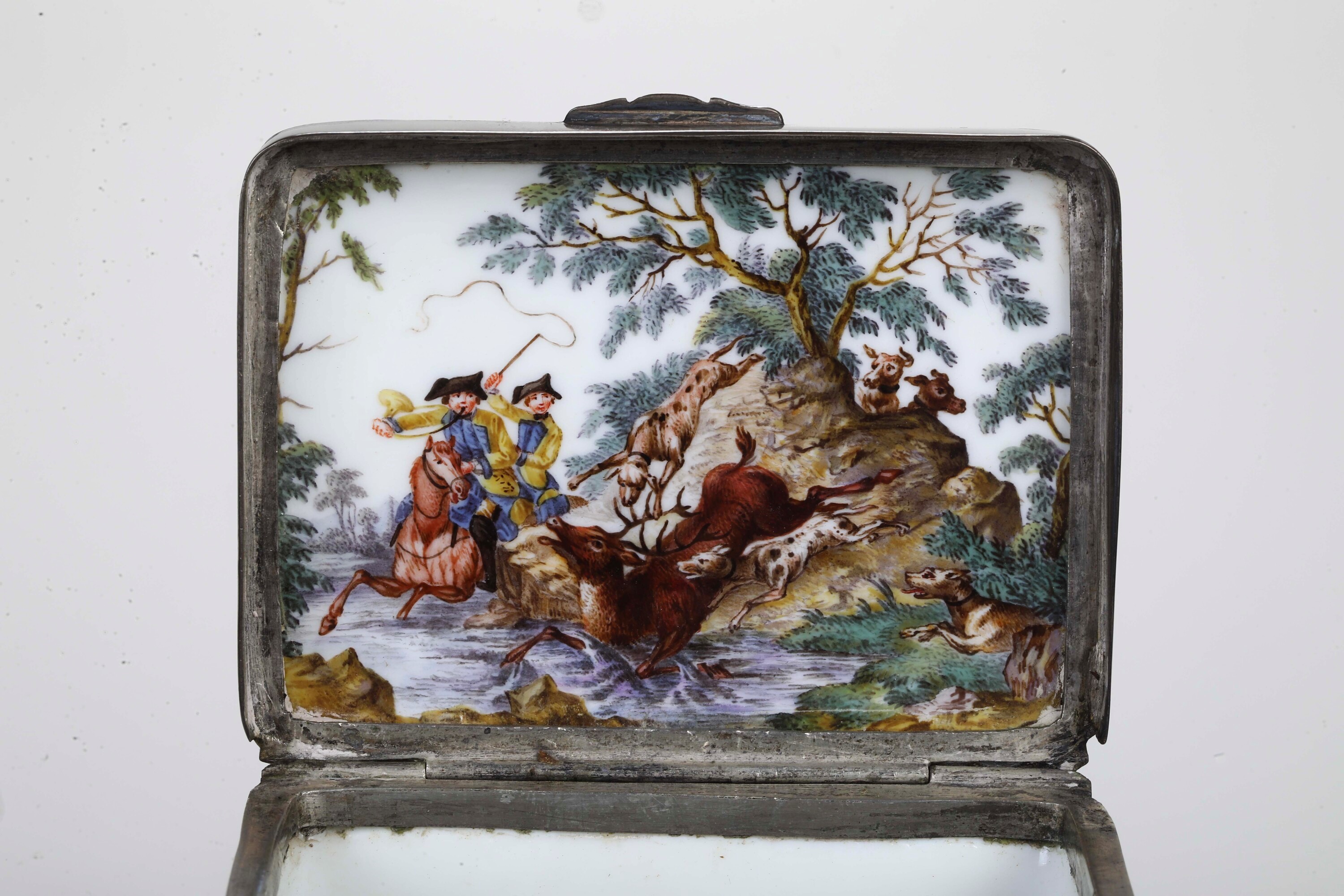 Probabilmente Meissen, Tabacchiera in porcellana “alla Watteau” con montatura in metallo dorato