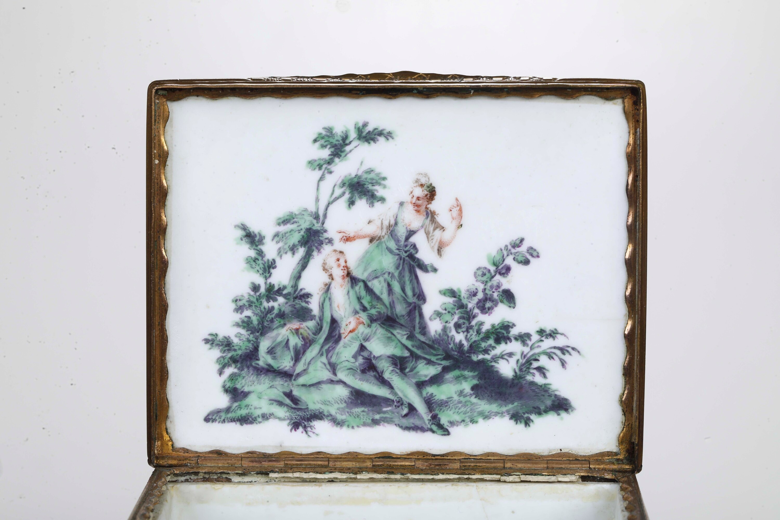 Probabilmente Meissen, Tabacchiera in porcellana “alla Watteau” con montatura in metallo dorato