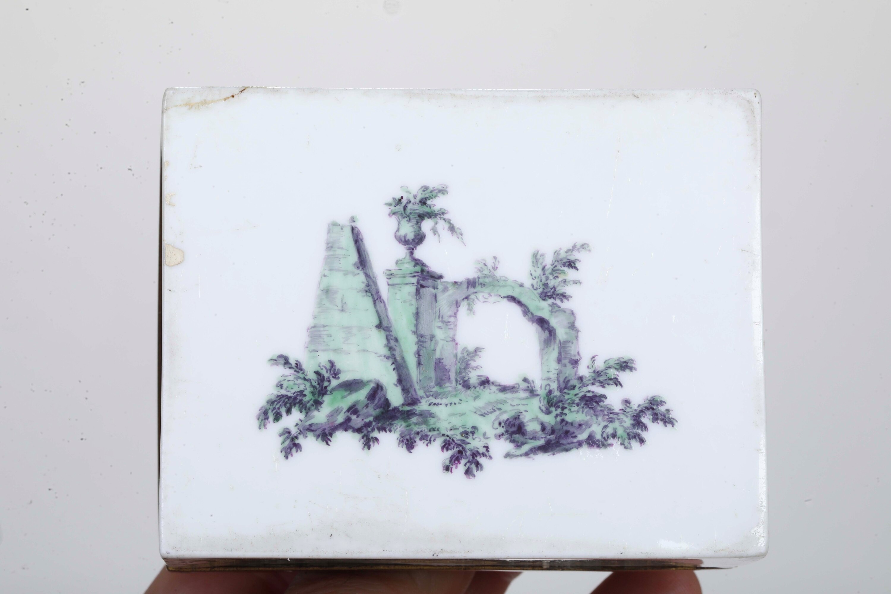 Probabilmente Meissen, Tabacchiera in porcellana “alla Watteau” con montatura in metallo dorato