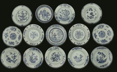 Cina, Lotto di quattordici piatti in porcellana bianca e blu, soggetti diversi (XVIII secolo)