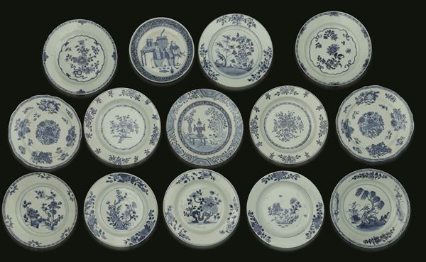 Lotto composto da quattordici piatti in porcellana bianca e blu a soggetti diversi, Cina, XVIII secolo