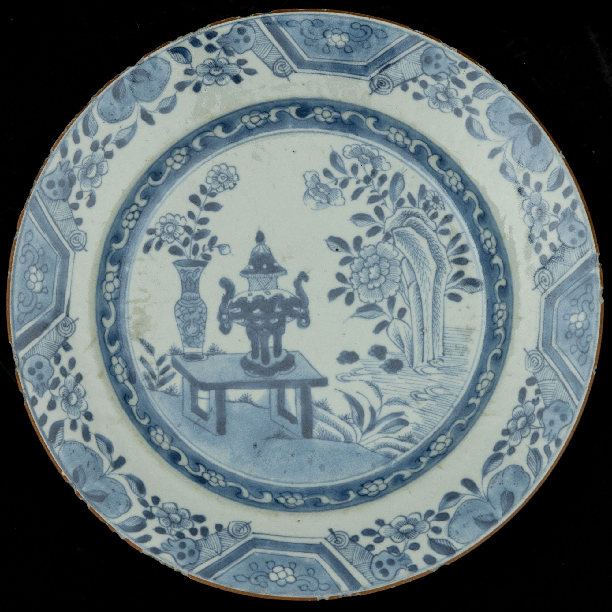 Cina, Lotto di quattordici piatti in porcellana bianca e blu, soggetti diversi (XVIII secolo)