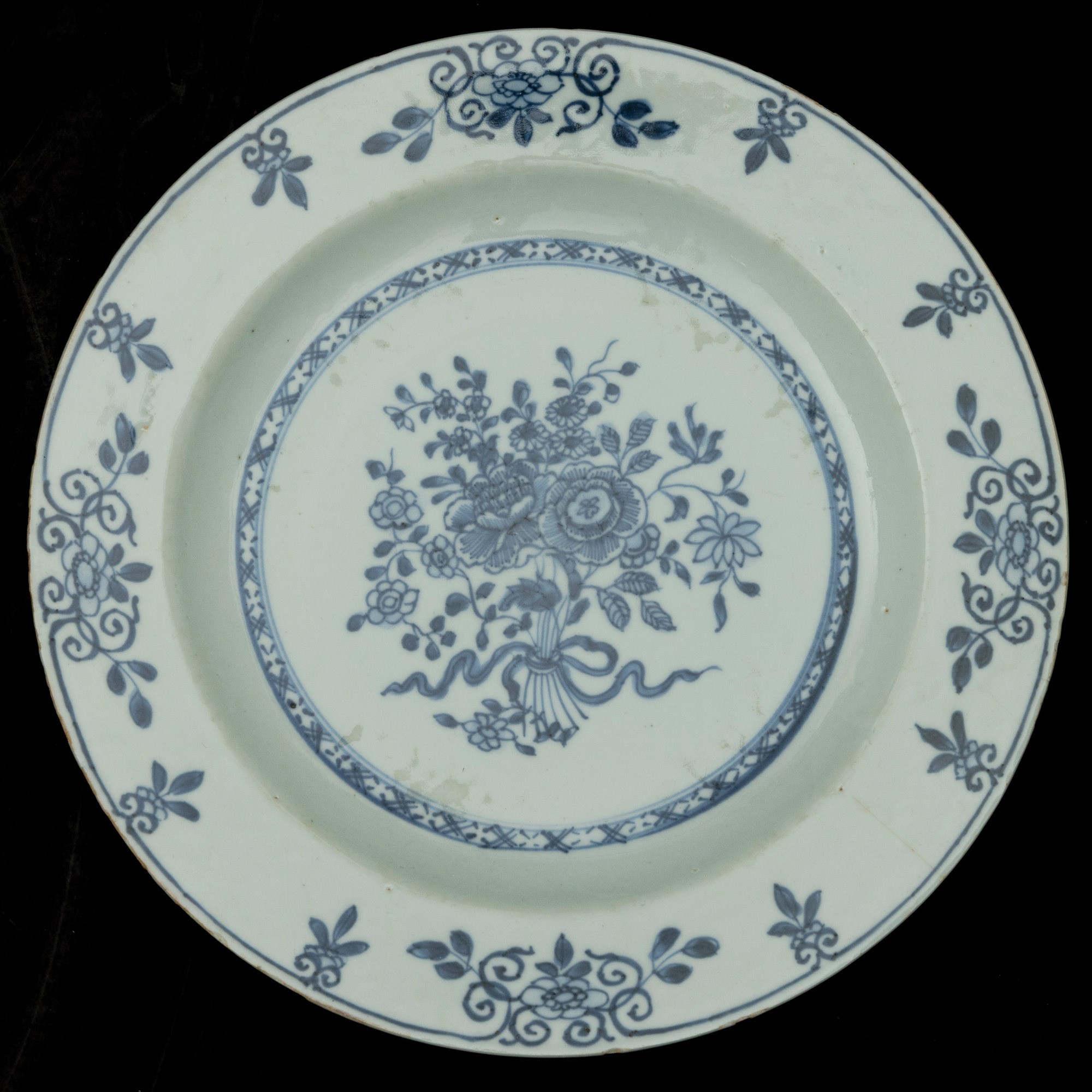 Cina, Lotto di quattordici piatti in porcellana bianca e blu, soggetti diversi (XVIII secolo)