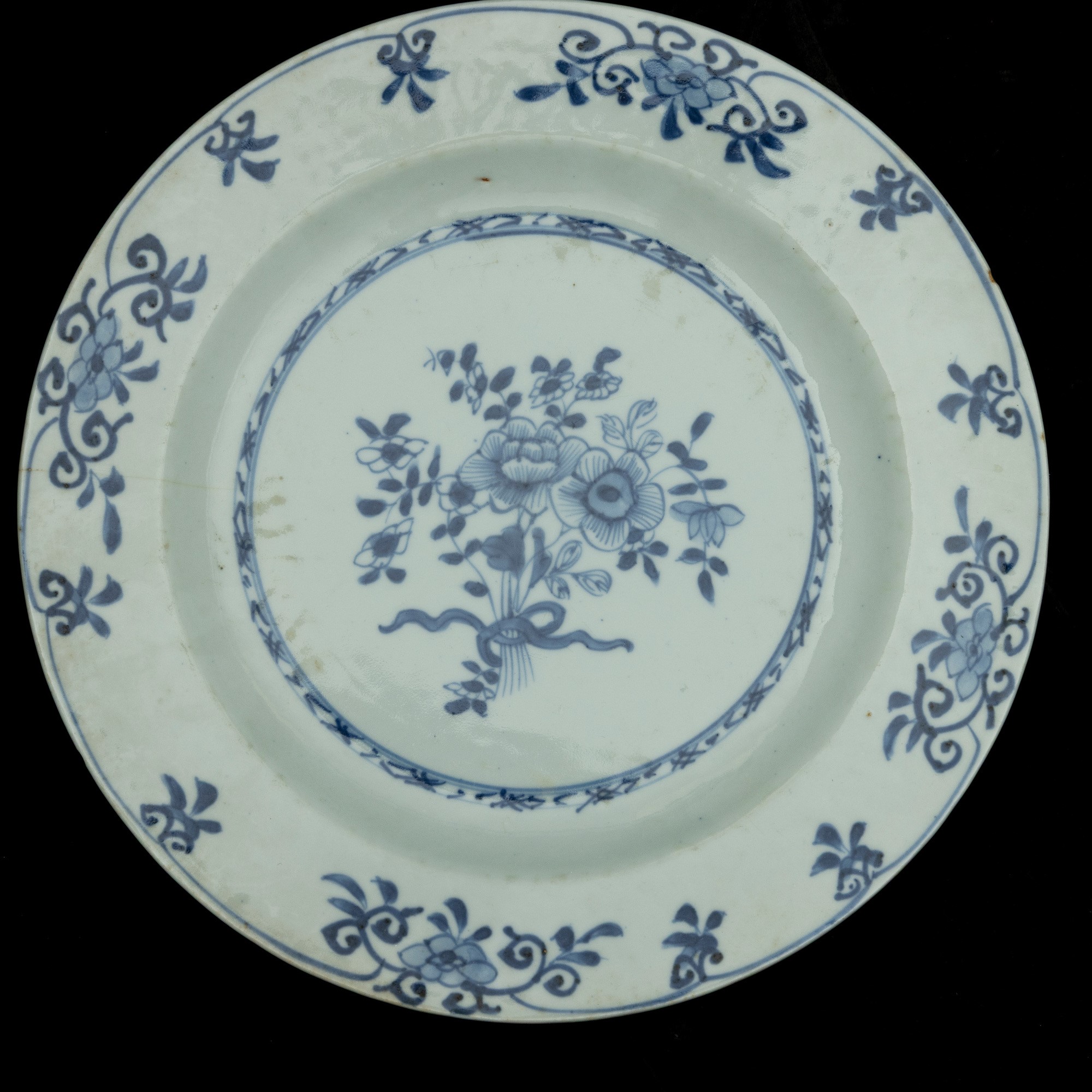 Cina, Lotto di quattordici piatti in porcellana bianca e blu, soggetti diversi (XVIII secolo)