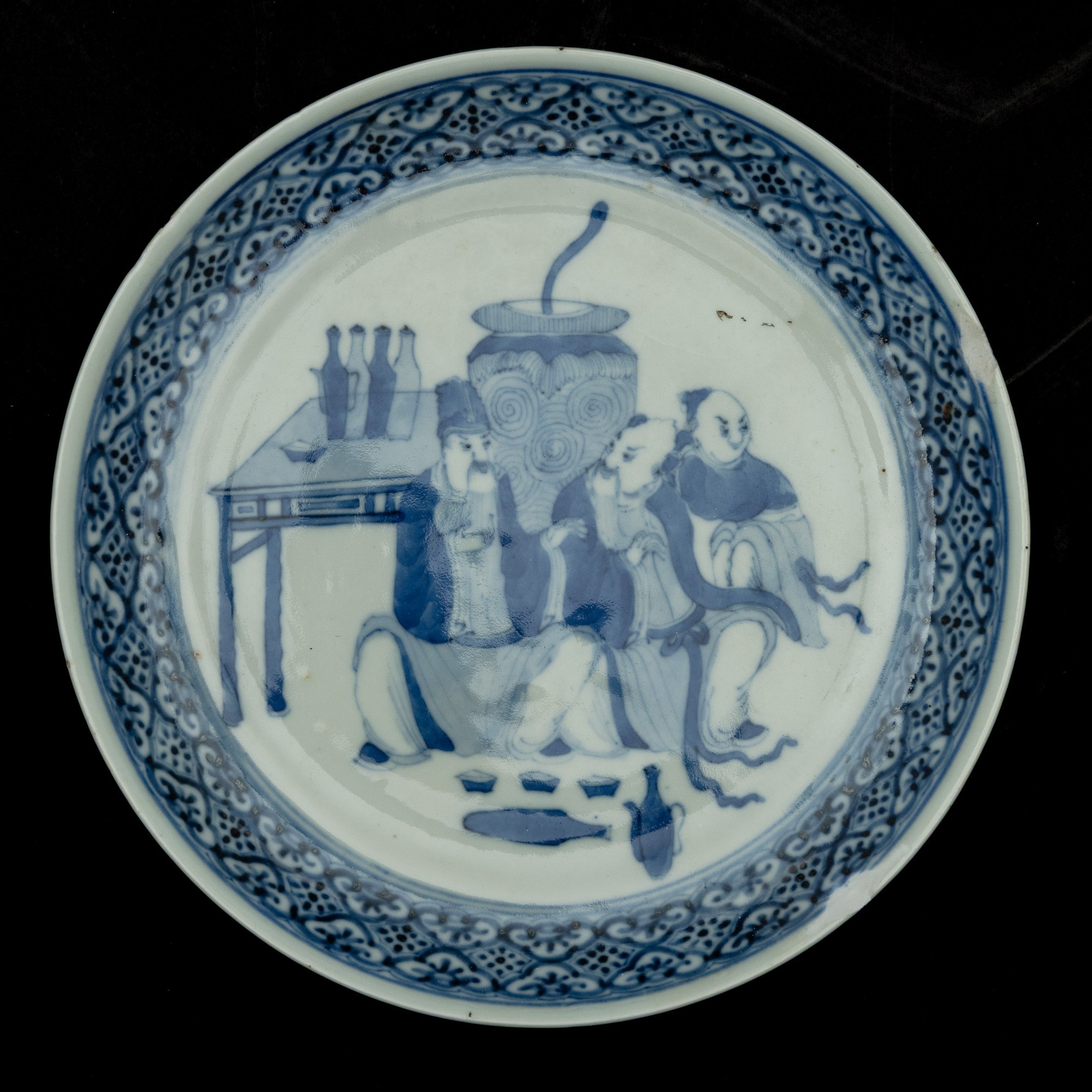Cina, Lotto di quattordici piatti in porcellana bianca e blu, soggetti diversi (XVIII secolo)