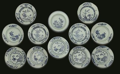 Cina, piatti in porcellana bianca e blu con decori floreali, XVIII secolo, diametro 23 cm
