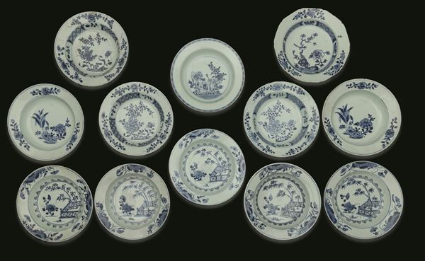 Lotto composto da quattordici piatti in porcellana bianca e blu con decori a motivi floreali, Cina, XVIII secolo