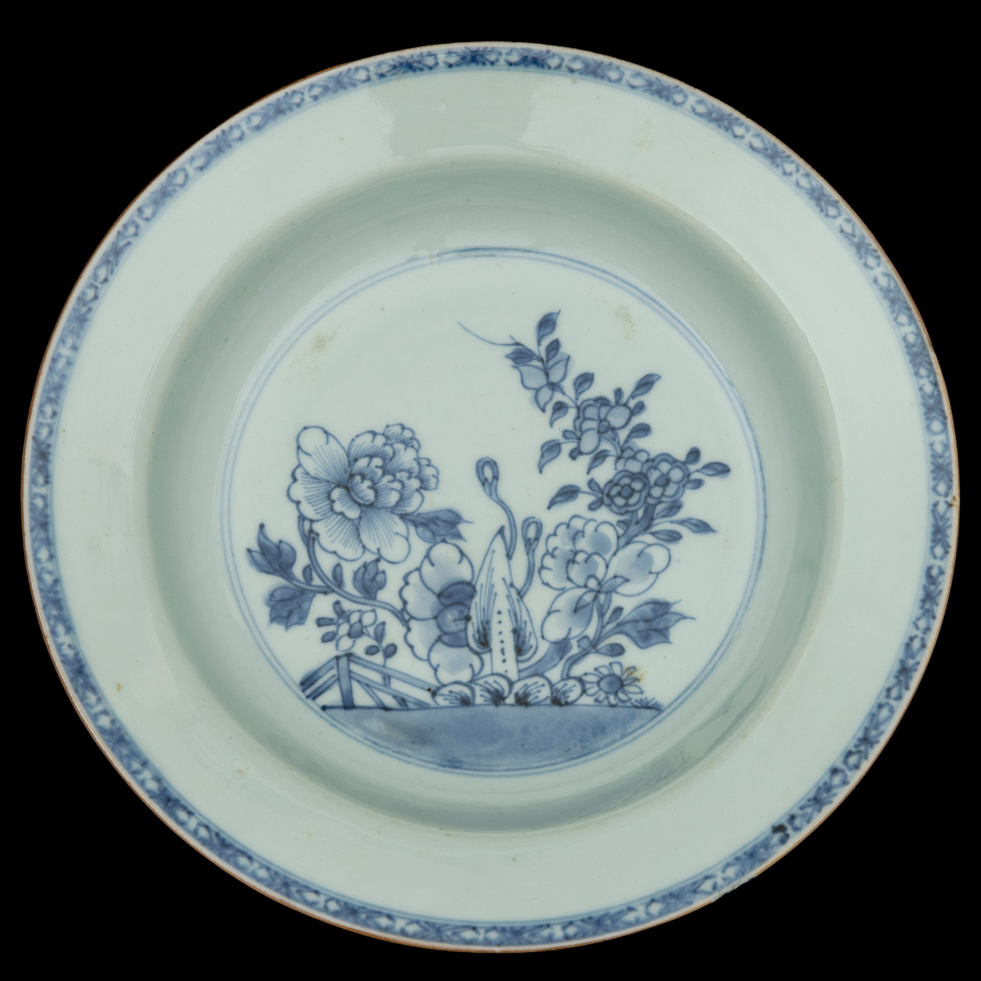 Cina, piatti in porcellana bianca e blu con decori floreali, XVIII secolo, diametro 23 cm
