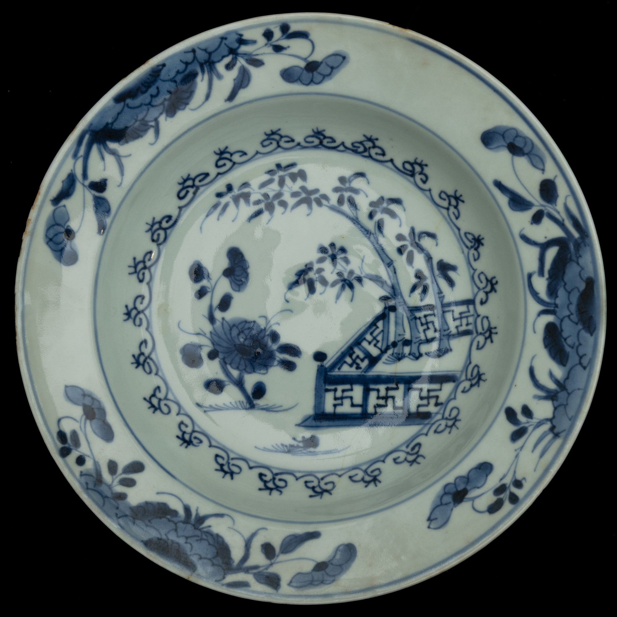 Cina, piatti in porcellana bianca e blu con decori floreali, XVIII secolo, diametro 23 cm