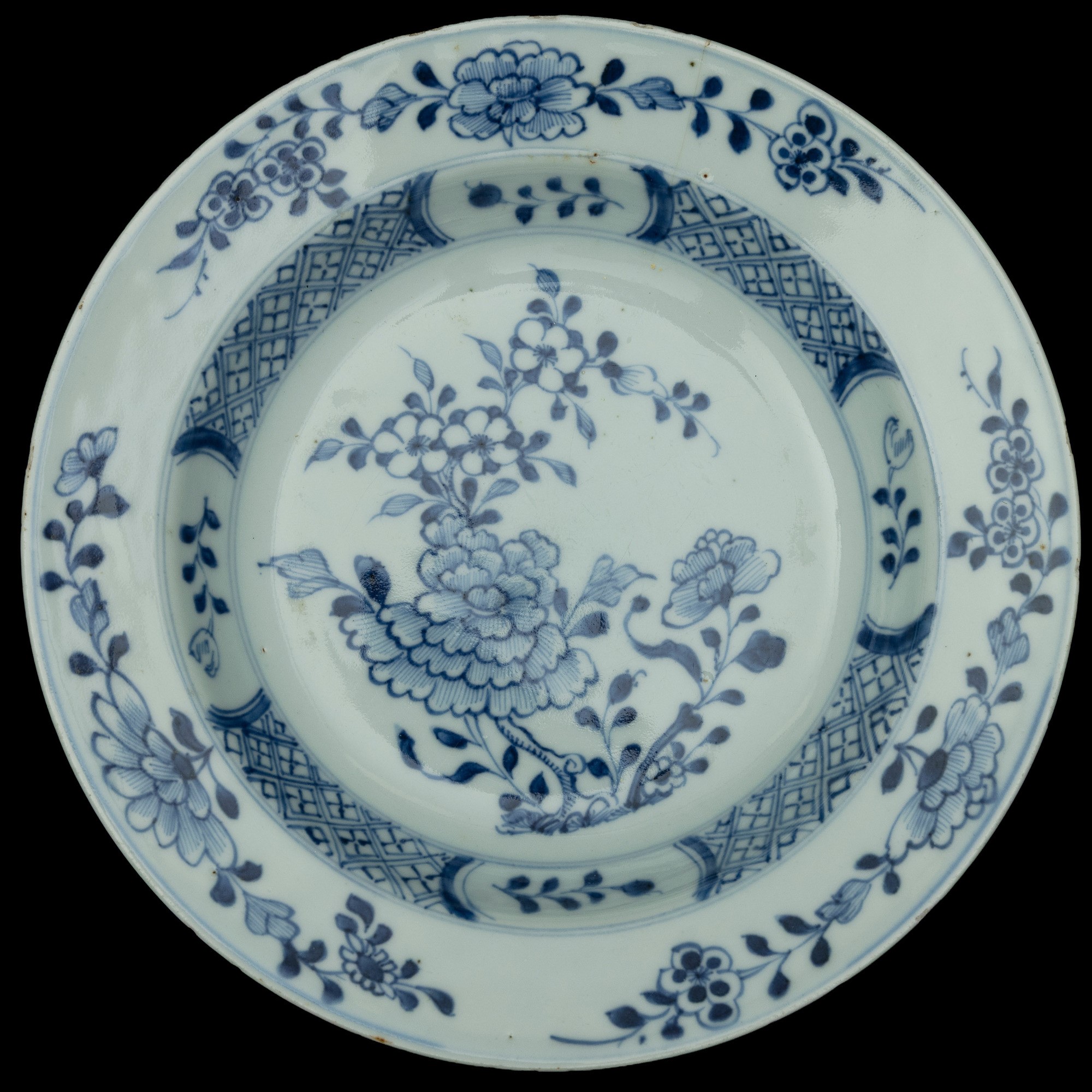 Cina, piatti in porcellana bianca e blu con decori floreali, XVIII secolo, diametro 23 cm