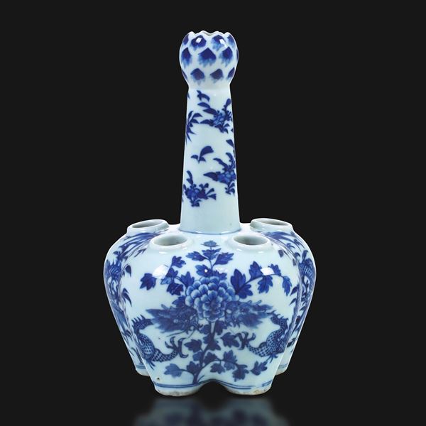 Vaso per tulipani in porcellana bianca e blu con decori a motivi floreali, Cina, Dinastia Qing, epoca Guangxu (1875-1908)