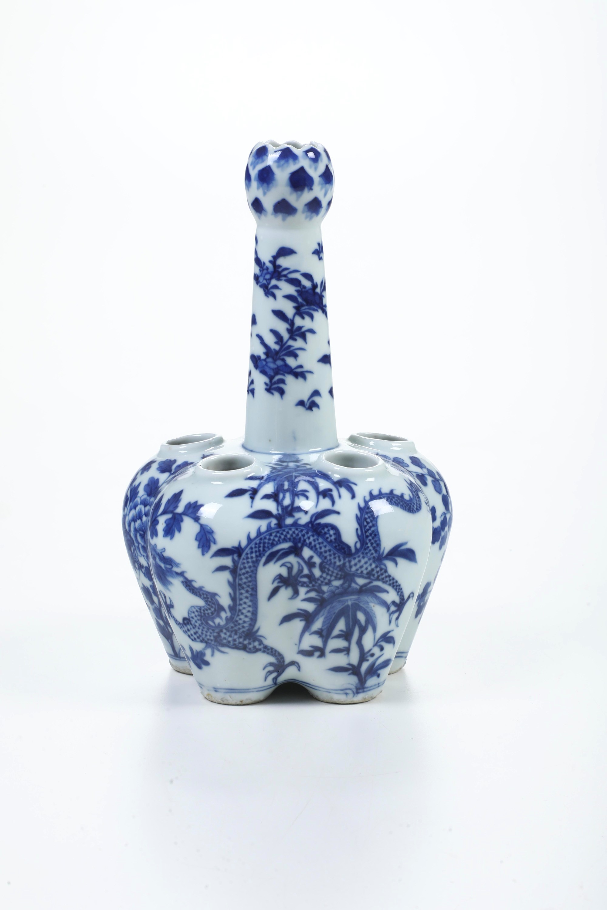 Cina (Dinastia Qing, epoca Guangxu, 1875-1908), Vaso per tulipani in porcellana bianca e blu con ...