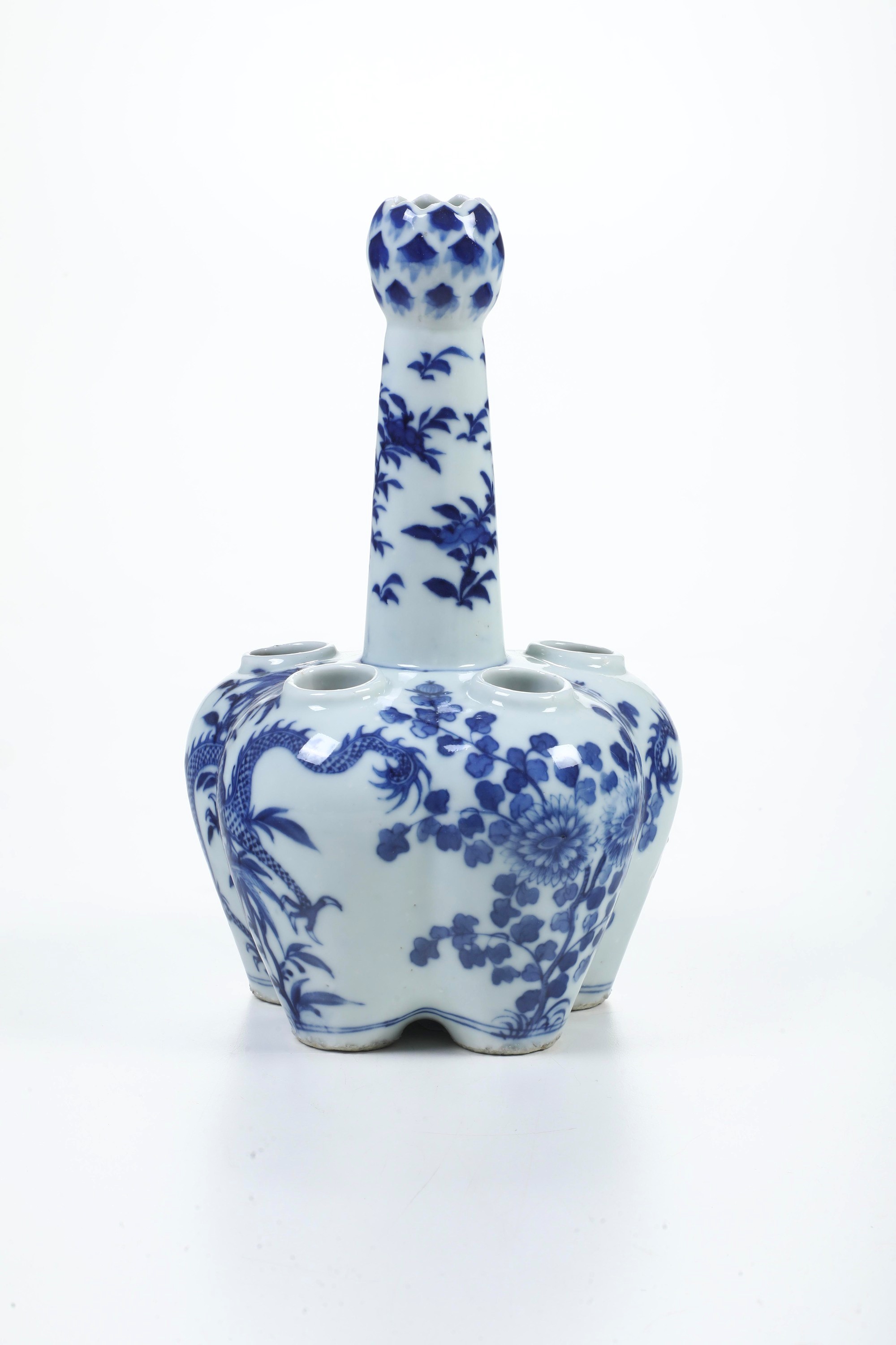 Cina (Dinastia Qing, epoca Guangxu, 1875-1908), Vaso per tulipani in porcellana bianca e blu con ...