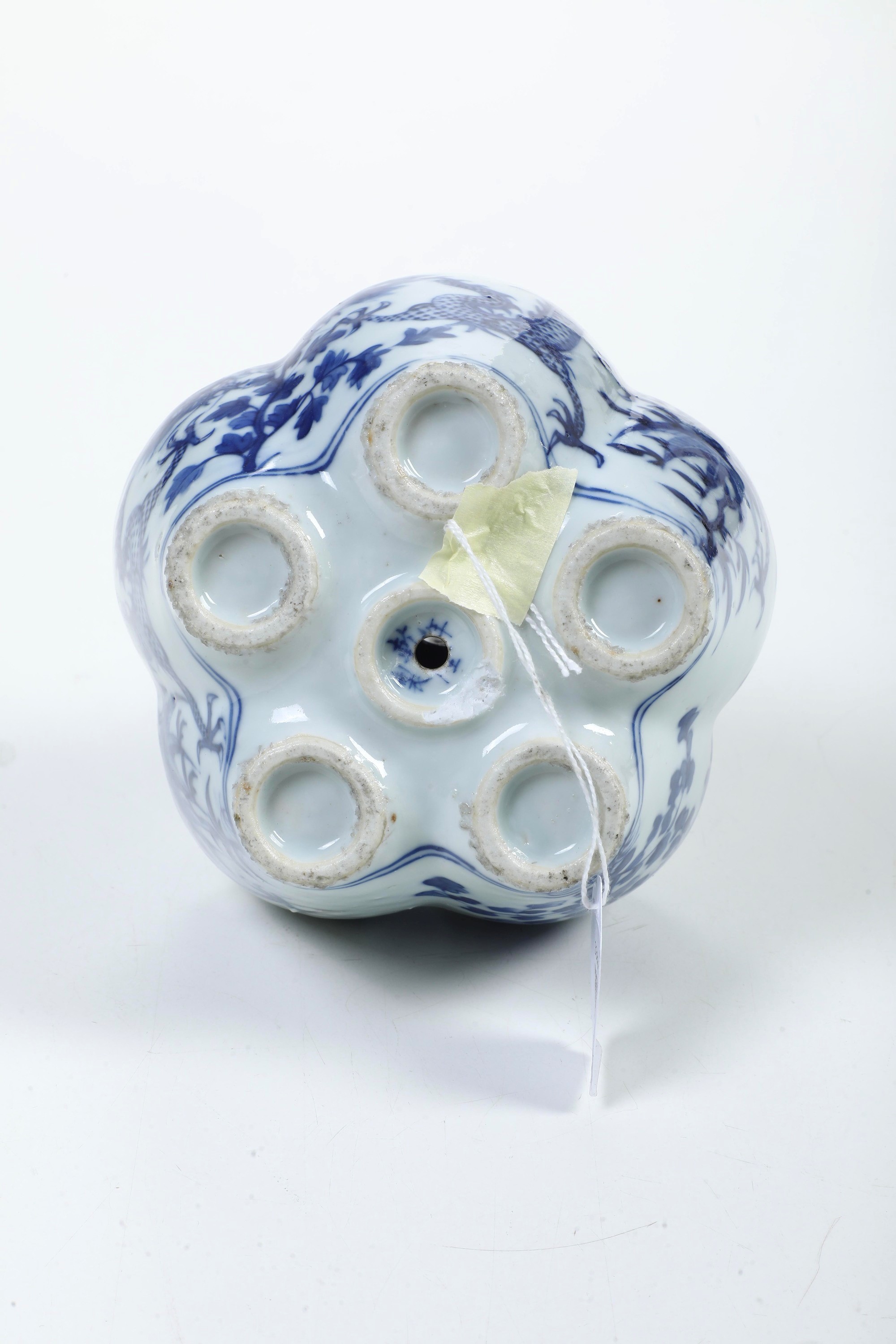 Cina (Dinastia Qing, epoca Guangxu, 1875-1908), Vaso per tulipani in porcellana bianca e blu con ...