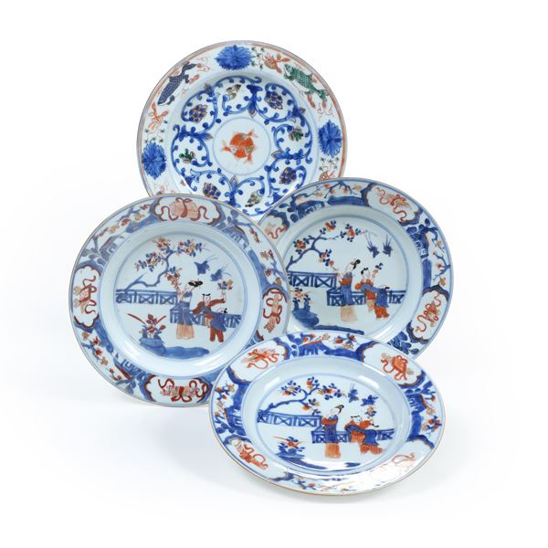 Lotto composto da quattro piatti in porcellana Imari, Cina, XIX secolo