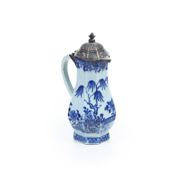 Caffettiera in porcellana bianca e blu a soggetto naturalistico con coperchio in argento, Cina, XIX secolo